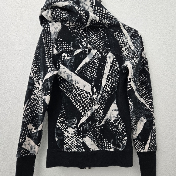 Lululemon Black and White Patterned Hoodie - Picture 3 of 6